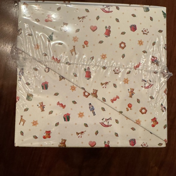 Villeroy & Boch Toy's Delight La Petite Boule Set with Red and Green Accents - Picture 5 of 10